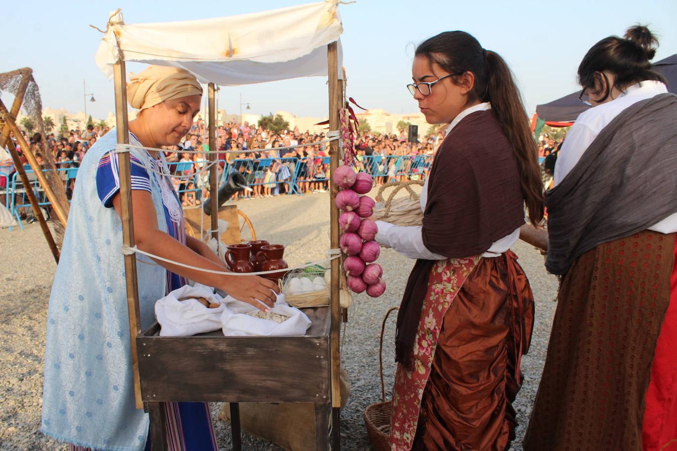 Miles de personas disfrutaron en la tarde noche de ayer con el Desembarco Pirata en la playa de Poniente de Almerimar. Una actividad que cada año gana en adeptos y que ayer permitió volver a acercar un trocito de la historia de esta zona a los asistentes. Un evento de gran plasticidad y trepidante ritmo que se vivió en la playa desde donde luego partió un colorido y animado pasacalles que recorrió el Puerto Deportivo para acabar en la Plaza Batel.