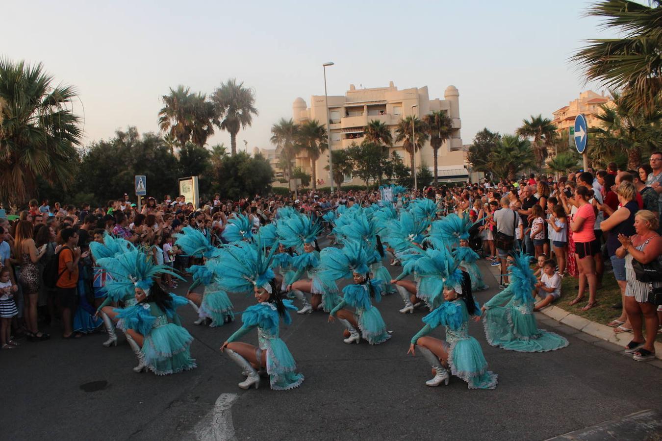 Miles de personas disfrutaron en la tarde noche de ayer con el Desembarco Pirata en la playa de Poniente de Almerimar. Una actividad que cada año gana en adeptos y que ayer permitió volver a acercar un trocito de la historia de esta zona a los asistentes. Un evento de gran plasticidad y trepidante ritmo que se vivió en la playa desde donde luego partió un colorido y animado pasacalles que recorrió el Puerto Deportivo para acabar en la Plaza Batel.