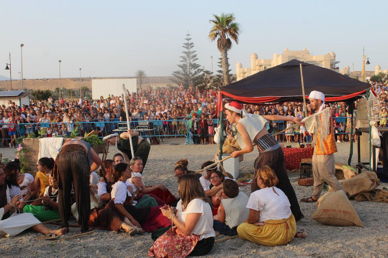 Miles de personas disfrutaron en la tarde noche de ayer con el Desembarco Pirata en la playa de Poniente de Almerimar. Una actividad que cada año gana en adeptos y que ayer permitió volver a acercar un trocito de la historia de esta zona a los asistentes. Un evento de gran plasticidad y trepidante ritmo que se vivió en la playa desde donde luego partió un colorido y animado pasacalles que recorrió el Puerto Deportivo para acabar en la Plaza Batel.