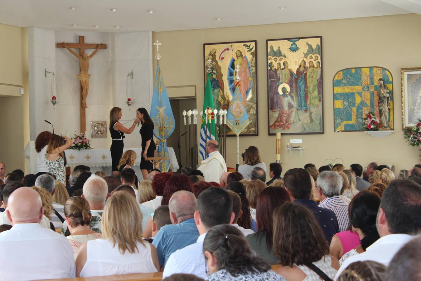 La Iglesia de la Sagrada Familia de Almerimar acogió este pasado domingo 4 de agosto un acto cargado de emotividad y sentimiento, ya que después de muchos años de trabajo y lucha, finalmente la Hermandad Nuestra Señora del Rocío de ElEjido echó a andar. Un hermoso acto que contó con la participación del Coro de la Hermandad. Fue el pasado mes de junio, coincidiendo con el día de Pentecostés, cuando el Obispo anunció la aprobación de la solicitud para configurarse en Hermandad. Y este domingo, la Hermana Mayor. Margarita Alcaide, y la primera Junta de Gobierno de esta Hermandad juró y tomó posesión de sus cargos. Un acto lleno de emoción y nervios, que provocó que incluso a algún miembro de la Junta de Gobierno se le quebrara en algún momento la voz durante su juramento.