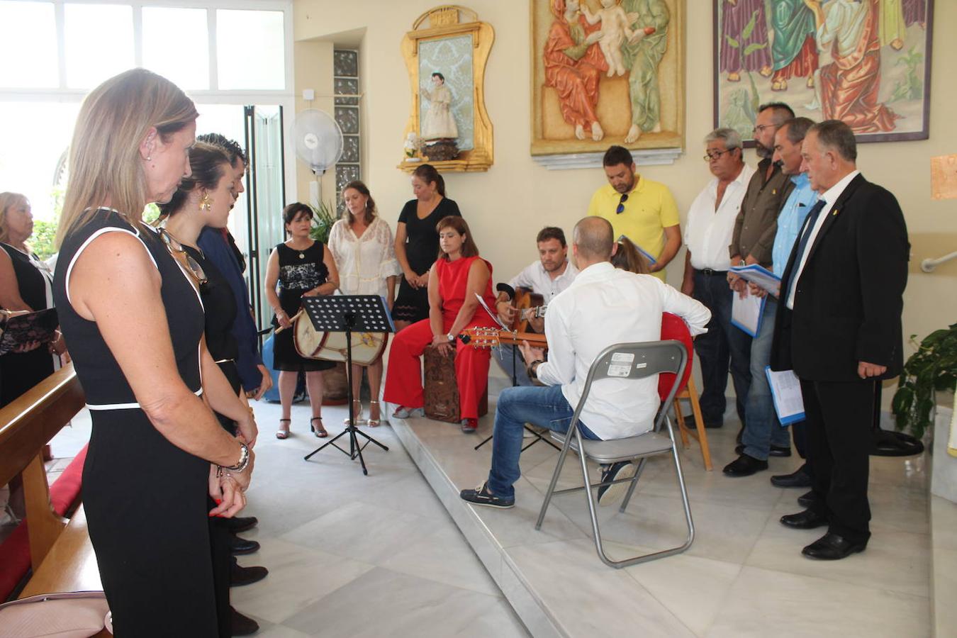 La Iglesia de la Sagrada Familia de Almerimar acogió este pasado domingo 4 de agosto un acto cargado de emotividad y sentimiento, ya que después de muchos años de trabajo y lucha, finalmente la Hermandad Nuestra Señora del Rocío de ElEjido echó a andar. Un hermoso acto que contó con la participación del Coro de la Hermandad. Fue el pasado mes de junio, coincidiendo con el día de Pentecostés, cuando el Obispo anunció la aprobación de la solicitud para configurarse en Hermandad. Y este domingo, la Hermana Mayor. Margarita Alcaide, y la primera Junta de Gobierno de esta Hermandad juró y tomó posesión de sus cargos. Un acto lleno de emoción y nervios, que provocó que incluso a algún miembro de la Junta de Gobierno se le quebrara en algún momento la voz durante su juramento.