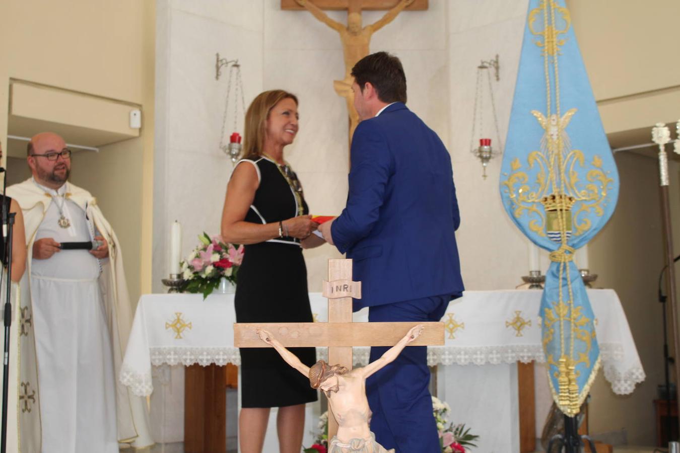 La Iglesia de la Sagrada Familia de Almerimar acogió este pasado domingo 4 de agosto un acto cargado de emotividad y sentimiento, ya que después de muchos años de trabajo y lucha, finalmente la Hermandad Nuestra Señora del Rocío de ElEjido echó a andar. Un hermoso acto que contó con la participación del Coro de la Hermandad. Fue el pasado mes de junio, coincidiendo con el día de Pentecostés, cuando el Obispo anunció la aprobación de la solicitud para configurarse en Hermandad. Y este domingo, la Hermana Mayor. Margarita Alcaide, y la primera Junta de Gobierno de esta Hermandad juró y tomó posesión de sus cargos. Un acto lleno de emoción y nervios, que provocó que incluso a algún miembro de la Junta de Gobierno se le quebrara en algún momento la voz durante su juramento.