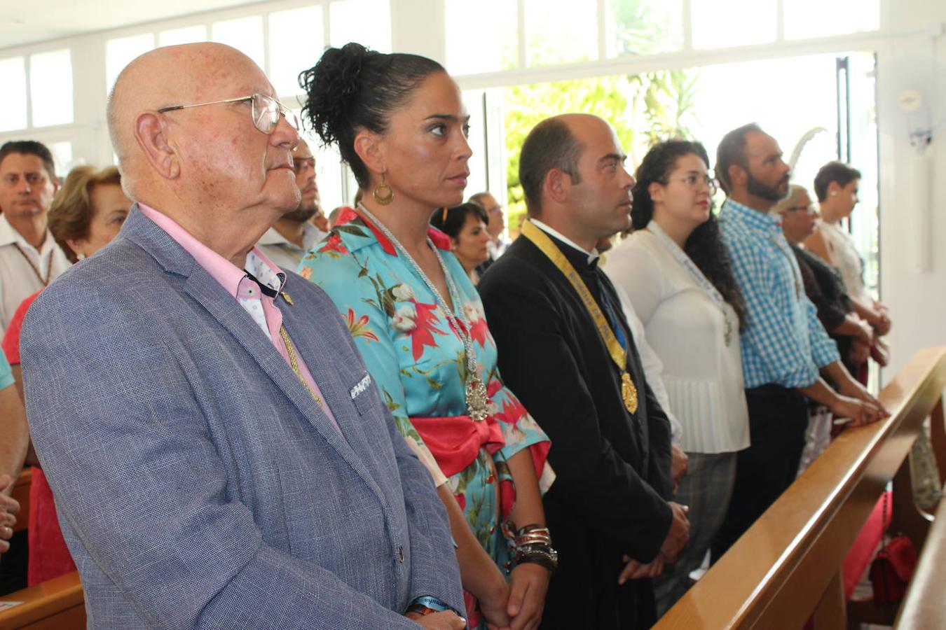 La Iglesia de la Sagrada Familia de Almerimar acogió este pasado domingo 4 de agosto un acto cargado de emotividad y sentimiento, ya que después de muchos años de trabajo y lucha, finalmente la Hermandad Nuestra Señora del Rocío de ElEjido echó a andar. Un hermoso acto que contó con la participación del Coro de la Hermandad. Fue el pasado mes de junio, coincidiendo con el día de Pentecostés, cuando el Obispo anunció la aprobación de la solicitud para configurarse en Hermandad. Y este domingo, la Hermana Mayor. Margarita Alcaide, y la primera Junta de Gobierno de esta Hermandad juró y tomó posesión de sus cargos. Un acto lleno de emoción y nervios, que provocó que incluso a algún miembro de la Junta de Gobierno se le quebrara en algún momento la voz durante su juramento.