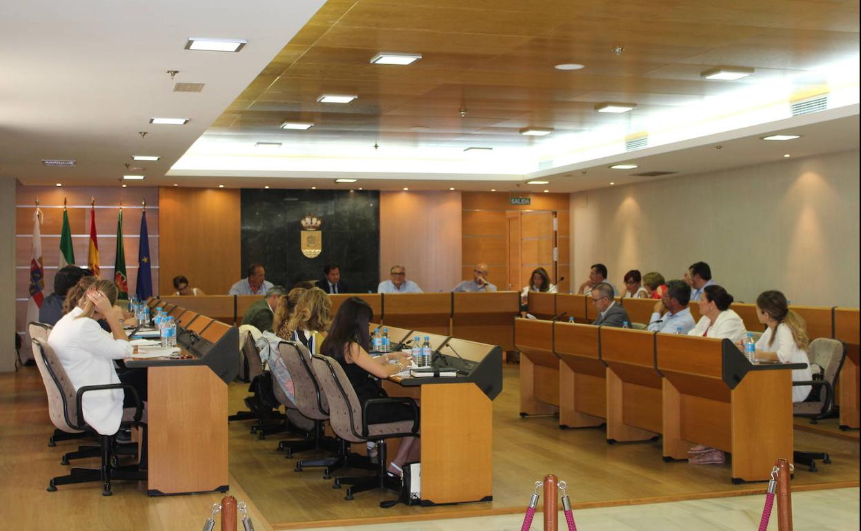 El Ayuntamiento concede la Cruz de Mérito de la Policía Local al comisario jefe Ángel Fernández