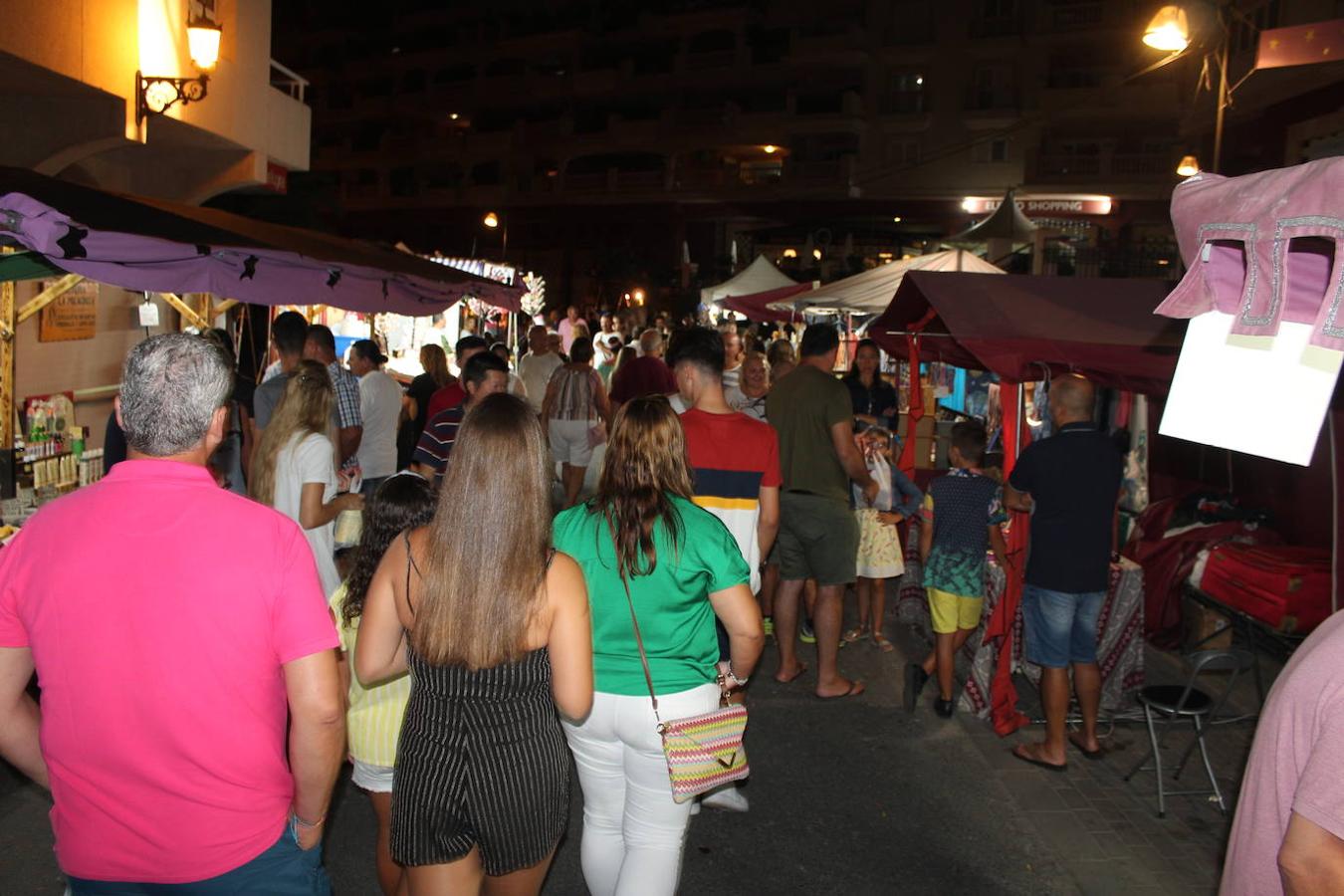 Desde el pasado viernes por la noche el núcleo de Almerimar está disfrutando de una de las propuestas fijas en su calendario veraniego pero que cada año llega con novedades. En esta línea, durante las noches de viernes, sábado y domingo, la calle Galéon se convierte en escenario del mercado temático 'Mil y una Estrellas'. Un evento por el que durante el viernes por la noche y anoche pasaron miles de personas y que aún es posible visitar hoy de siete a una de la madrugada.