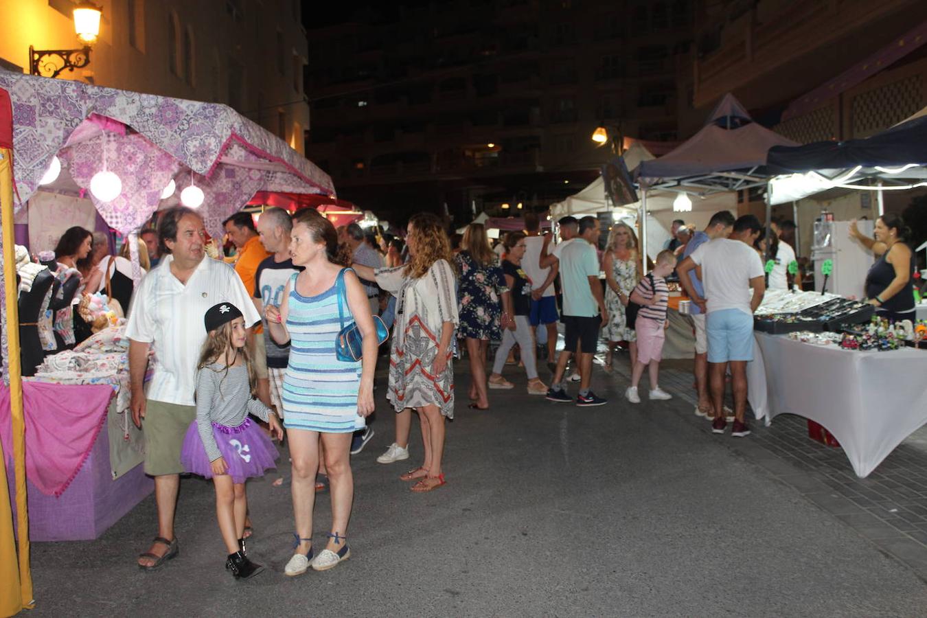 Desde el pasado viernes por la noche el núcleo de Almerimar está disfrutando de una de las propuestas fijas en su calendario veraniego pero que cada año llega con novedades. En esta línea, durante las noches de viernes, sábado y domingo, la calle Galéon se convierte en escenario del mercado temático 'Mil y una Estrellas'. Un evento por el que durante el viernes por la noche y anoche pasaron miles de personas y que aún es posible visitar hoy de siete a una de la madrugada.