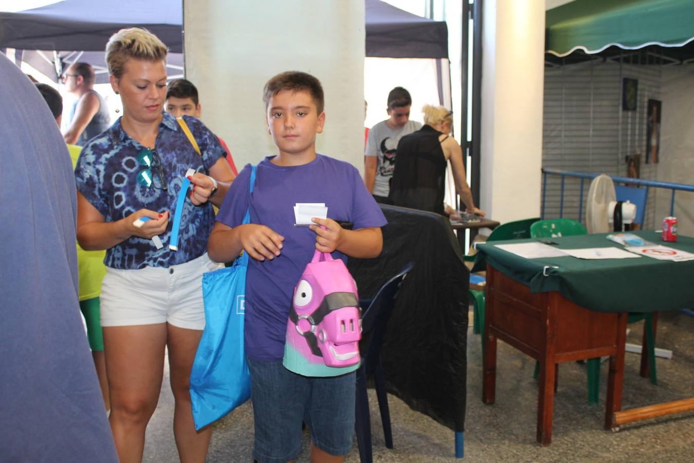 Pese a que es pleno mes de agosto, con muchas personas de vacaciones o en la playa, desde antes de las diez de la mañana fueron muchos los jóvenes y niños que ayer hacían cola en la puerta de el Centro Cultural de Santa María del Águila para no perderse ni un minuto de las 11 horas de juego que les esperaban por delante en XpoBit On Tour, evento del mundo de los videojuegos que hizo parada ayer en este núcleo ejidense, organizado por DBK junto a la Asociación Aldeílla Joven y con la colaboración de la Junta Local. Un evento en el que la Asociación Soy Especial y Qué se hizo cargo de la barra en su incansable labor de búsqueda de recursos para llevar a cabo proyectos para los niños de la asociación.