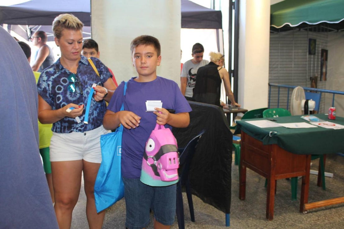 Pese a que es pleno mes de agosto, con muchas personas de vacaciones o en la playa, desde antes de las diez de la mañana fueron muchos los jóvenes y niños que ayer hacían cola en la puerta de el Centro Cultural de Santa María del Águila para no perderse ni un minuto de las 11 horas de juego que les esperaban por delante en XpoBit On Tour, evento del mundo de los videojuegos que hizo parada ayer en este núcleo ejidense, organizado por DBK junto a la Asociación Aldeílla Joven y con la colaboración de la Junta Local. Un evento en el que la Asociación Soy Especial y Qué se hizo cargo de la barra en su incansable labor de búsqueda de recursos para llevar a cabo proyectos para los niños de la asociación.