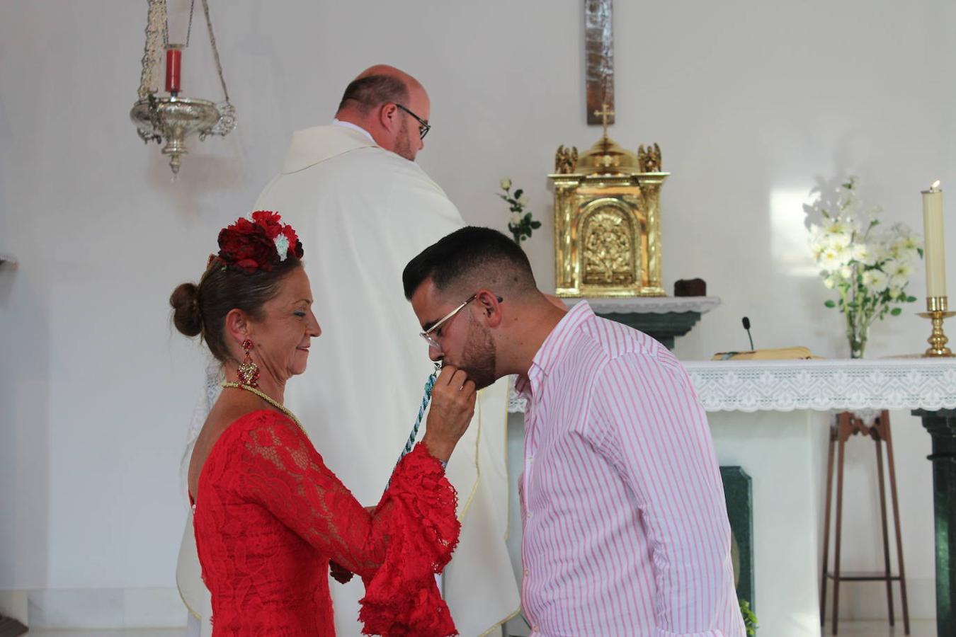 Emocionante, bello y espectacular pueden ser tres de los calificativos que definan lo que el sábado por la tarde noche se vivió entre Guardias Viejas y Almerimar con la VIRomería-Convivencia que organizan el Ayuntamiento de El Ejido, la Parroquia Sagrada Familia y la Hermandad de Nuestra Señora del Rocío, ya constituida como tal, que tiene como objetivo homenajear y venerar a la 'Blanca Paloma'.