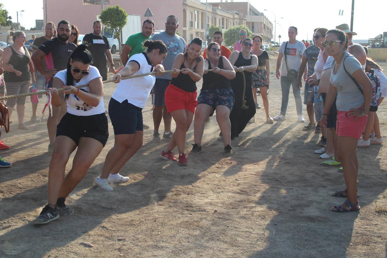 El núcleo ejidense de San Agustín continúa disfrutando de la amplia y variada programación elaborada por la Junta Local con motivo de sus fiestas patronales en honor de San Agustín y la Virgen de La Consolación, que se desarrollan hasta mañana domingo. Tras la disputa del Rally de Carretillas y el Lanzamiento de Bolsos del jueves, las fiestas continuaron ayer con la caza del marranillo y el tiro con cuerda y con barra entre los adultos.