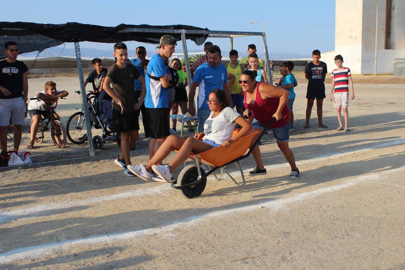 El núcleo ejidense de San Agustín continúa disfrutando de la amplia y variada programación elaborada por la Junta Local con motivo de sus fiestas patronales en honor de San Agustín y la Virgen de La Consolación, que se desarrollan hasta mañana domingo. Tras la disputa del Rally de Carretillas y el Lanzamiento de Bolsos del jueves, las fiestas continuaron ayer con la caza del marranillo y el tiro con cuerda y con barra entre los adultos.