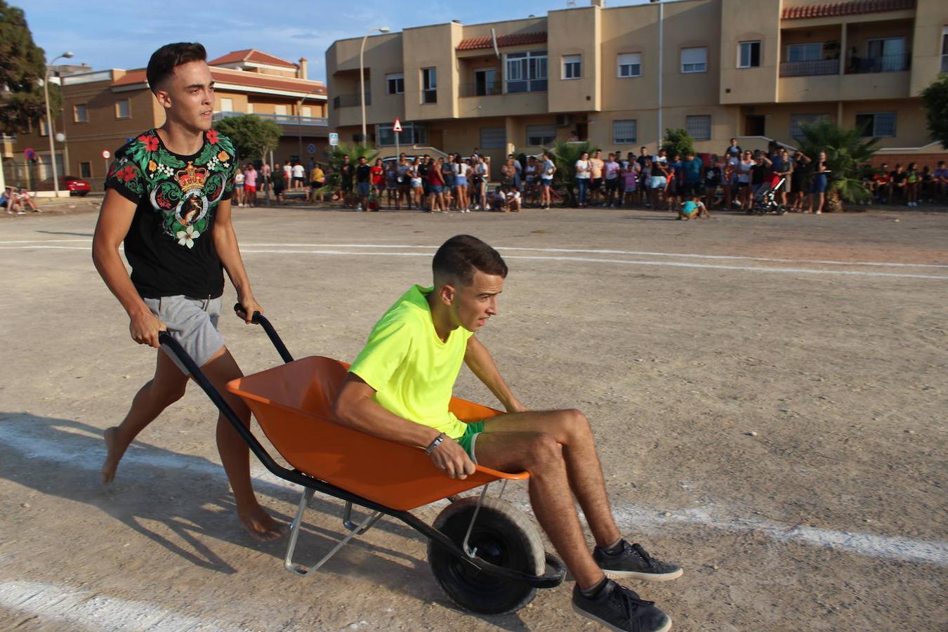 El núcleo ejidense de San Agustín continúa disfrutando de la amplia y variada programación elaborada por la Junta Local con motivo de sus fiestas patronales en honor de San Agustín y la Virgen de La Consolación, que se desarrollan hasta mañana domingo. Tras la disputa del Rally de Carretillas y el Lanzamiento de Bolsos del jueves, las fiestas continuaron ayer con la caza del marranillo y el tiro con cuerda y con barra entre los adultos.