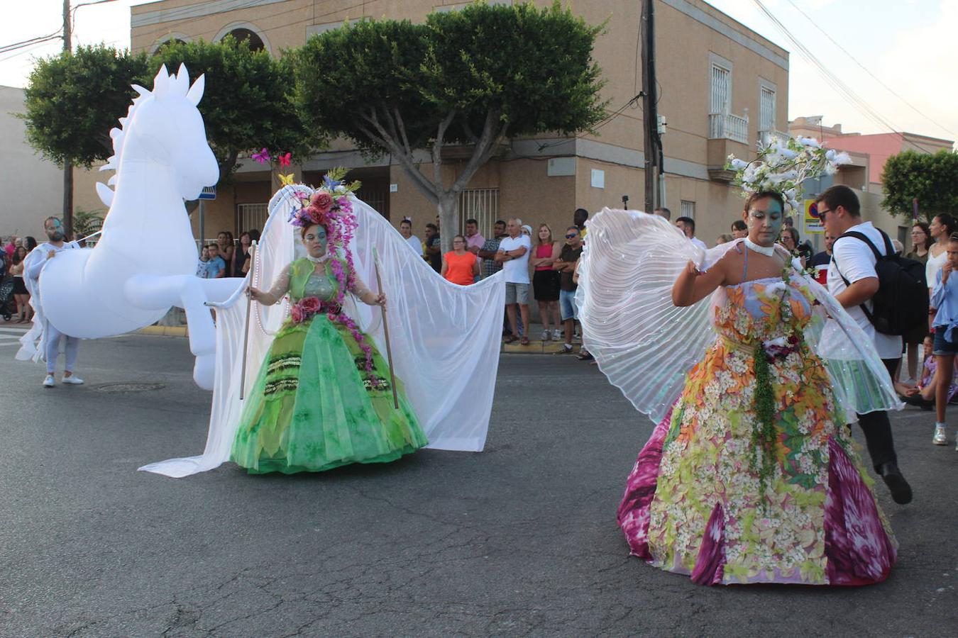 El núcleo de San Agustín acogió el pasado sábado por la tarde noche el tradicional Encuentro Comarcal de Bandas de Cornetas, Tambores y Mayorettes que este año alcanzó su 28 edición. Un evento organizado por la Asociación Ajusa, con la colaboración del Ayuntamiento de El Ejido, la Diputación de Almería y ayuntamientos y empresas de la comarca. En esta edición los grupos participantes fueron la Agrupación Musical Cristo del Amor, de El Ejido; Alejú Servicios Culturales, que desplegó un espectáculo de gran belleza y plasticidad artística, con un vestuario de magia e ilusión; Animación Los Piratas, de Berja; Majorettes Blue Wave, de Balanegra; Animación y Baile Academia Rocío Moreno, de Roquetas de Mar; Majorettes El Siguiente Paso, de Vícar; Animación Club Deportivo Twirling-Majorettes Clave, de La Mojonera y Animación Dance Crew SA de San Agustín.