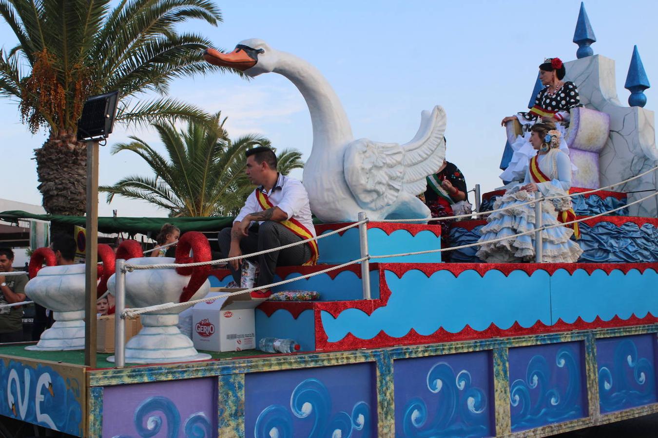 El núcleo de San Agustín acogió el pasado sábado por la tarde noche el tradicional Encuentro Comarcal de Bandas de Cornetas, Tambores y Mayorettes que este año alcanzó su 28 edición. Un evento organizado por la Asociación Ajusa, con la colaboración del Ayuntamiento de El Ejido, la Diputación de Almería y ayuntamientos y empresas de la comarca. En esta edición los grupos participantes fueron la Agrupación Musical Cristo del Amor, de El Ejido; Alejú Servicios Culturales, que desplegó un espectáculo de gran belleza y plasticidad artística, con un vestuario de magia e ilusión; Animación Los Piratas, de Berja; Majorettes Blue Wave, de Balanegra; Animación y Baile Academia Rocío Moreno, de Roquetas de Mar; Majorettes El Siguiente Paso, de Vícar; Animación Club Deportivo Twirling-Majorettes Clave, de La Mojonera y Animación Dance Crew SA de San Agustín.