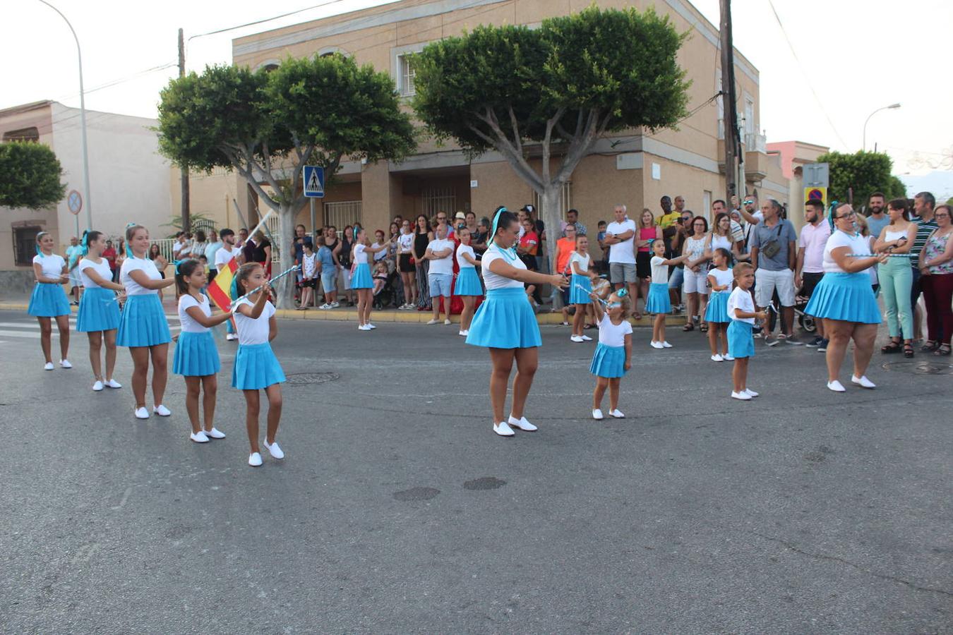 El núcleo de San Agustín acogió el pasado sábado por la tarde noche el tradicional Encuentro Comarcal de Bandas de Cornetas, Tambores y Mayorettes que este año alcanzó su 28 edición. Un evento organizado por la Asociación Ajusa, con la colaboración del Ayuntamiento de El Ejido, la Diputación de Almería y ayuntamientos y empresas de la comarca. En esta edición los grupos participantes fueron la Agrupación Musical Cristo del Amor, de El Ejido; Alejú Servicios Culturales, que desplegó un espectáculo de gran belleza y plasticidad artística, con un vestuario de magia e ilusión; Animación Los Piratas, de Berja; Majorettes Blue Wave, de Balanegra; Animación y Baile Academia Rocío Moreno, de Roquetas de Mar; Majorettes El Siguiente Paso, de Vícar; Animación Club Deportivo Twirling-Majorettes Clave, de La Mojonera y Animación Dance Crew SA de San Agustín.