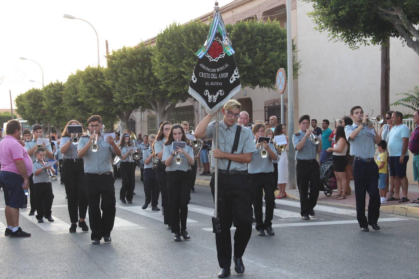 El núcleo de San Agustín acogió el pasado sábado por la tarde noche el tradicional Encuentro Comarcal de Bandas de Cornetas, Tambores y Mayorettes que este año alcanzó su 28 edición. Un evento organizado por la Asociación Ajusa, con la colaboración del Ayuntamiento de El Ejido, la Diputación de Almería y ayuntamientos y empresas de la comarca. En esta edición los grupos participantes fueron la Agrupación Musical Cristo del Amor, de El Ejido; Alejú Servicios Culturales, que desplegó un espectáculo de gran belleza y plasticidad artística, con un vestuario de magia e ilusión; Animación Los Piratas, de Berja; Majorettes Blue Wave, de Balanegra; Animación y Baile Academia Rocío Moreno, de Roquetas de Mar; Majorettes El Siguiente Paso, de Vícar; Animación Club Deportivo Twirling-Majorettes Clave, de La Mojonera y Animación Dance Crew SA de San Agustín.