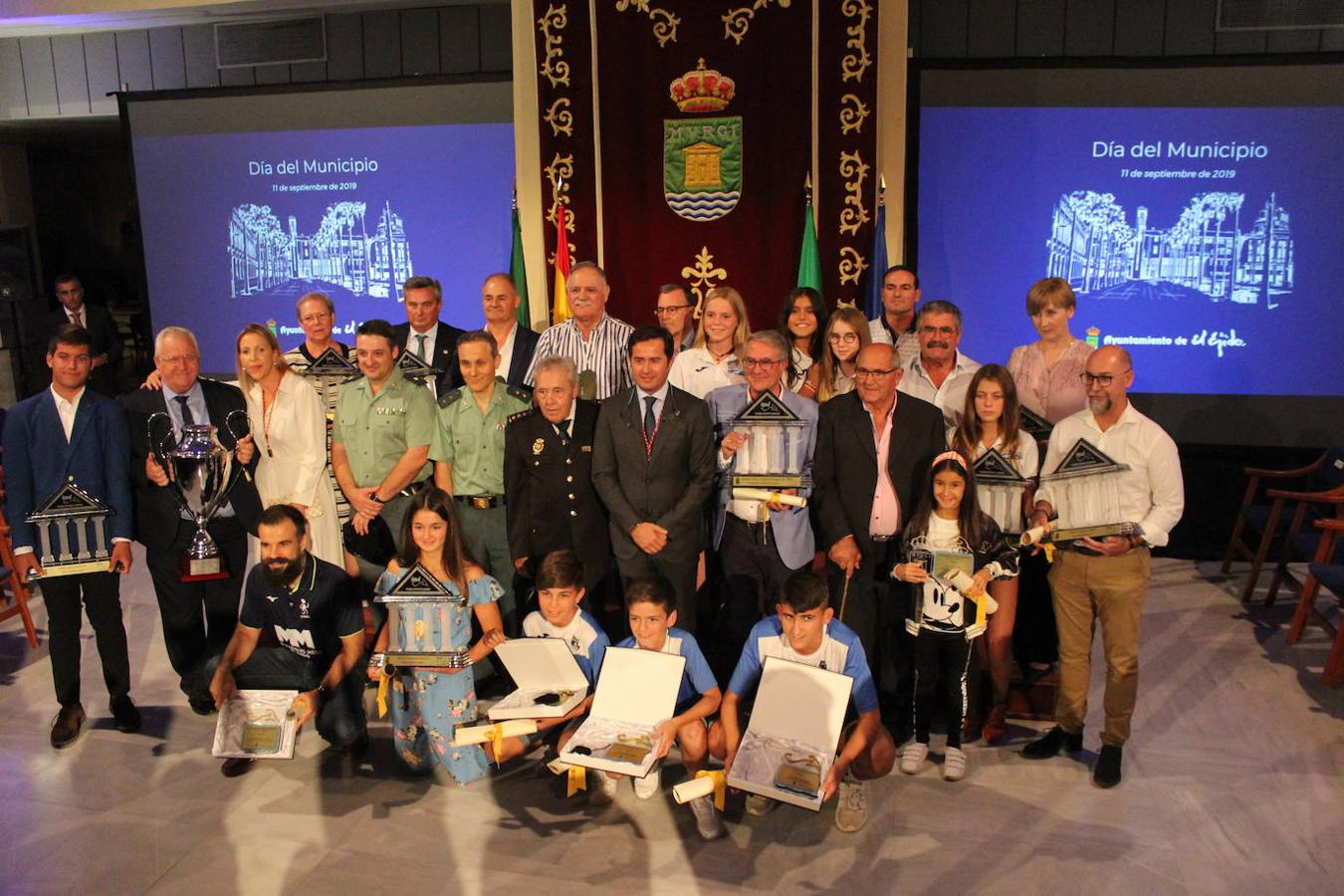 El Patio de Luces del Ayuntamiento se convirtió anoche en el escenario de la celebración del XXXVII aniversario desde la segregación de Dalías y Celín de El Ejido, con un acto en el que además de recordar el pasado y ensalzar el futuro, también se llevó a cabo un especial y emotivo homenaje al cuerpo de la Guardia Civil por su 175 aniversario y al comisario jefe de la Policía Nacional de El Ejido, Ángel Fernández, por su dedicación durante 20 años de trabajo en el municipio. Una celebración que como cada año contó no sólo con la presencia de todos los miembros de la Corporación Municipal actual, sino también con destacadas autoridades provinciales, civiles y militares, además de numerosos vecinos. Asimismo, se hizo entrega de unas distinciones a los funcionarios que se jubilan y de los Premios Anuales al Deporte Ejidense.