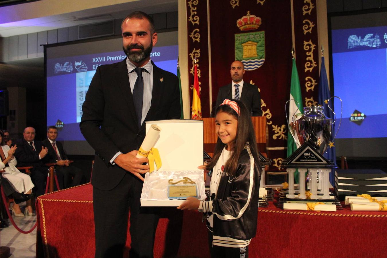 El Patio de Luces del Ayuntamiento se convirtió anoche en el escenario de la celebración del XXXVII aniversario desde la segregación de Dalías y Celín de El Ejido, con un acto en el que además de recordar el pasado y ensalzar el futuro, también se llevó a cabo un especial y emotivo homenaje al cuerpo de la Guardia Civil por su 175 aniversario y al comisario jefe de la Policía Nacional de El Ejido, Ángel Fernández, por su dedicación durante 20 años de trabajo en el municipio. Una celebración que como cada año contó no sólo con la presencia de todos los miembros de la Corporación Municipal actual, sino también con destacadas autoridades provinciales, civiles y militares, además de numerosos vecinos. Asimismo, se hizo entrega de unas distinciones a los funcionarios que se jubilan y de los Premios Anuales al Deporte Ejidense.