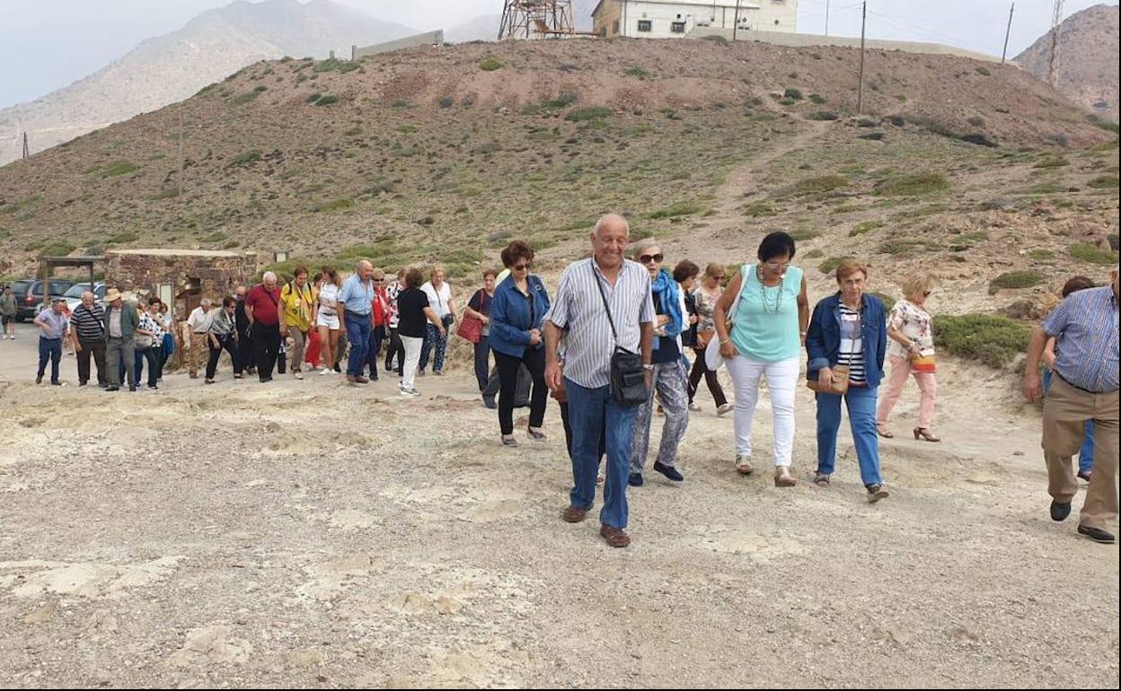 Los mayores de El Ejido disfrutan de una jornada de ocio en Cabo de Gata