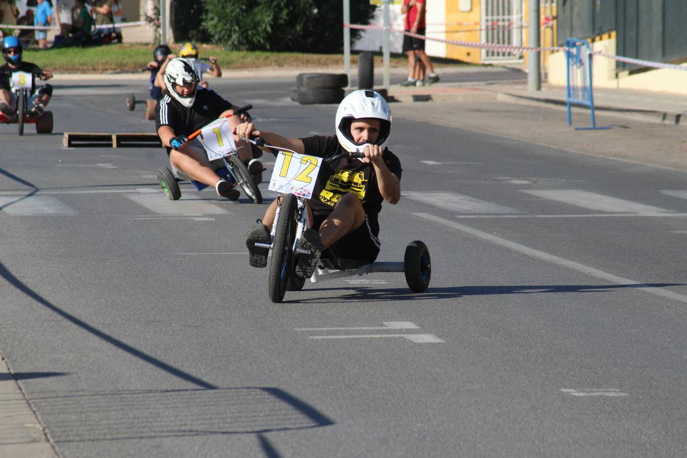 El núcleo de Santa María del Águila disfrutó en la tarde del sábado de un evento que edición tras edición sigue ganando adeptos y haciendo disfrutar a mayores, jóvenes y pequeños. La asociación Aldeílla Joven, en colaboración con la Junta Local de esta localidad, llevó a cabo su III Carrera de Autos Locos y Drift Trikes. Un evento que llenó las calles de este núcleo de originalidad en la que los bólidos participantes tuvieron la ocasión de demostrar su habilidad durante los casi 600 metros de circuito diseñados para la ocasión, con saltos y resaltos, rotondas y chicanes, para hacerlo más divertido y emocionante, pero delimitado por vallas y cinta señalizadora para mayor seguridad.