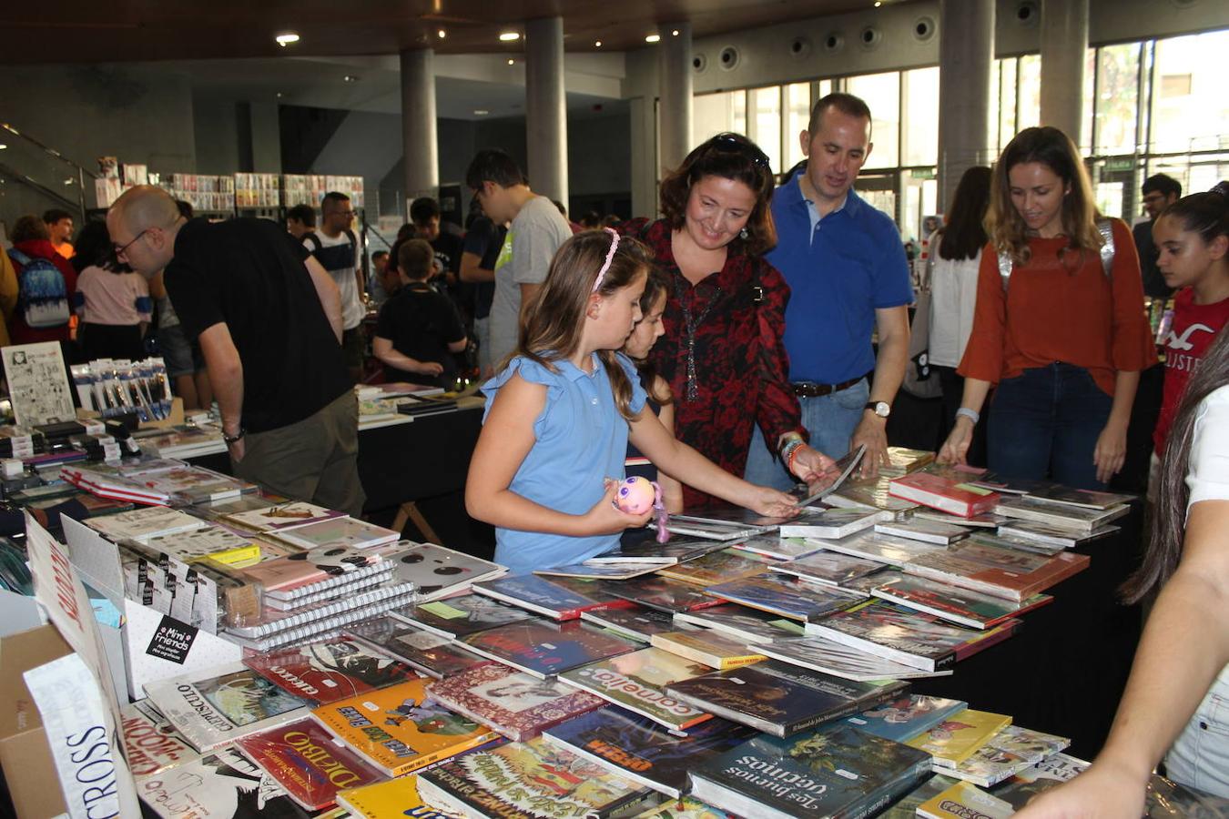 El Auditorio de El Ejido se convirtió este fin de semana en escenario de la fiesta del tebeo más importante de la provincia, Festicomic, y que abarca todos los géneros, desde aventuras, fantástico, terror, aventuras hasta costumbrista. Una cita con los superhéroes, personajes de ficción y de videojuegos. Miles de personas participaron tanto durante la jornada del sábado como la del domingo en las diferentes actividades que se llevaron a cabo. 