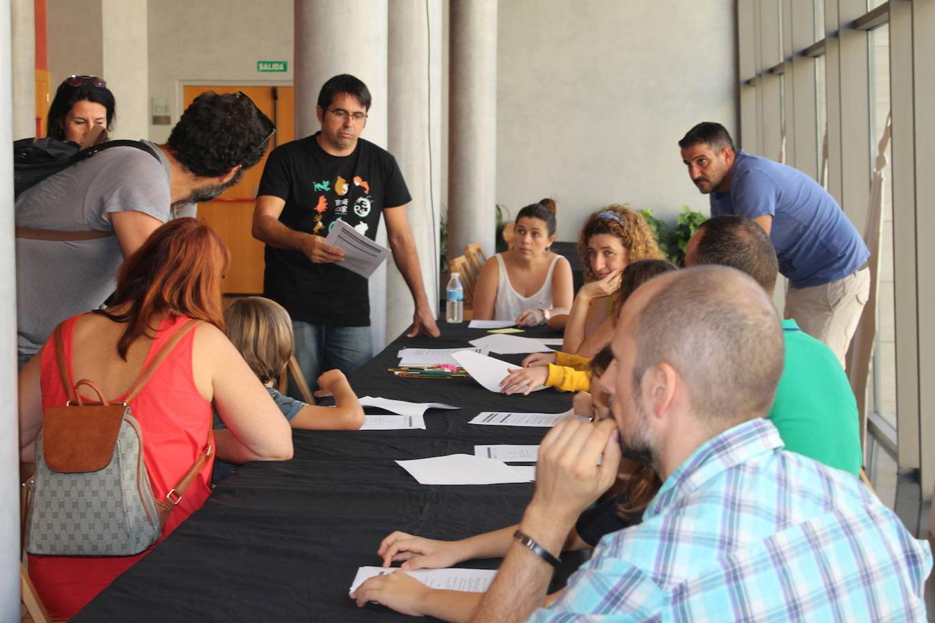 El Auditorio de El Ejido se convirtió este fin de semana en escenario de la fiesta del tebeo más importante de la provincia, Festicomic, y que abarca todos los géneros, desde aventuras, fantástico, terror, aventuras hasta costumbrista. Una cita con los superhéroes, personajes de ficción y de videojuegos. Miles de personas participaron tanto durante la jornada del sábado como la del domingo en las diferentes actividades que se llevaron a cabo. 