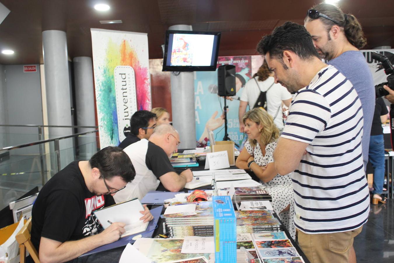 El Auditorio de El Ejido se convirtió este fin de semana en escenario de la fiesta del tebeo más importante de la provincia, Festicomic, y que abarca todos los géneros, desde aventuras, fantástico, terror, aventuras hasta costumbrista. Una cita con los superhéroes, personajes de ficción y de videojuegos. Miles de personas participaron tanto durante la jornada del sábado como la del domingo en las diferentes actividades que se llevaron a cabo. 