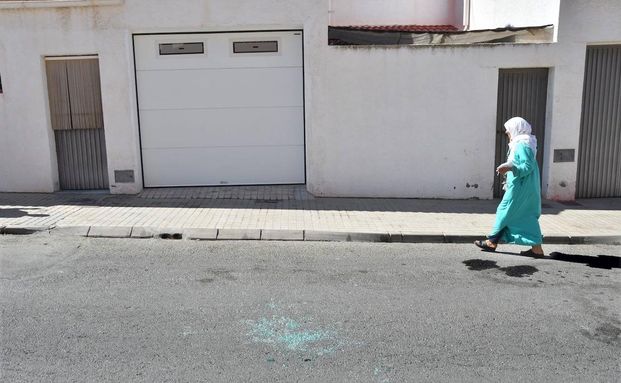 Calle de Las Norias de Daza en la que fue detenida la madre del fallecido con su cuerpo en el vehículo. 