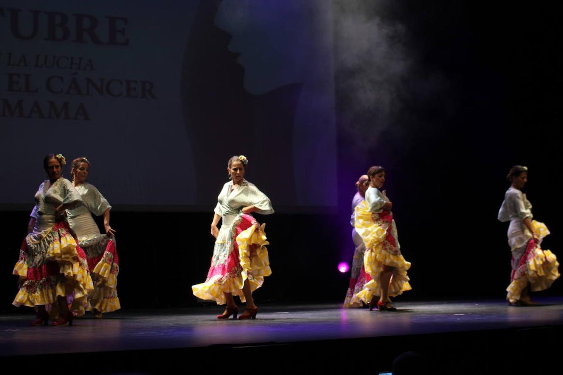 Fotos: El Ejido se tiñe de rosa con la Gala contra el Cáncer de Mama