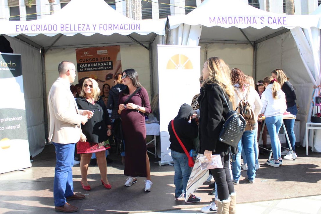Talleres, charlas y demostraciones para niños y mayores, junto a una muestra de lo que los comercios del municipio pueden ofrecer a sus vecinos, así como actuaciones muTsicales fueron algunas de las actividades que se desarrollaron durante la jornada del sábado en la Plaza Mayor de El Ejido desde las once de la mañana y hasta las ocho de la tarde, en el marco de la celebración de la primera edición de la Feria del Comercio y la Innovación, organizada por el área de Comercio del Ayuntamiento de El Ejido en colaboración con la nueva asociación de comerciantes Innova, Crece y Brilla. 