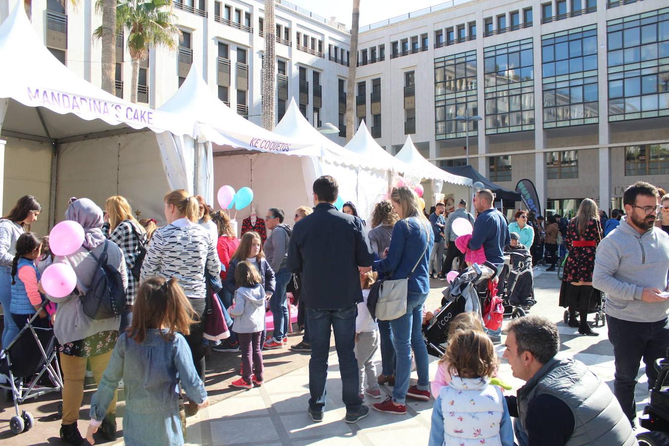 Talleres, charlas y demostraciones para niños y mayores, junto a una muestra de lo que los comercios del municipio pueden ofrecer a sus vecinos, así como actuaciones muTsicales fueron algunas de las actividades que se desarrollaron durante la jornada del sábado en la Plaza Mayor de El Ejido desde las once de la mañana y hasta las ocho de la tarde, en el marco de la celebración de la primera edición de la Feria del Comercio y la Innovación, organizada por el área de Comercio del Ayuntamiento de El Ejido en colaboración con la nueva asociación de comerciantes Innova, Crece y Brilla. 