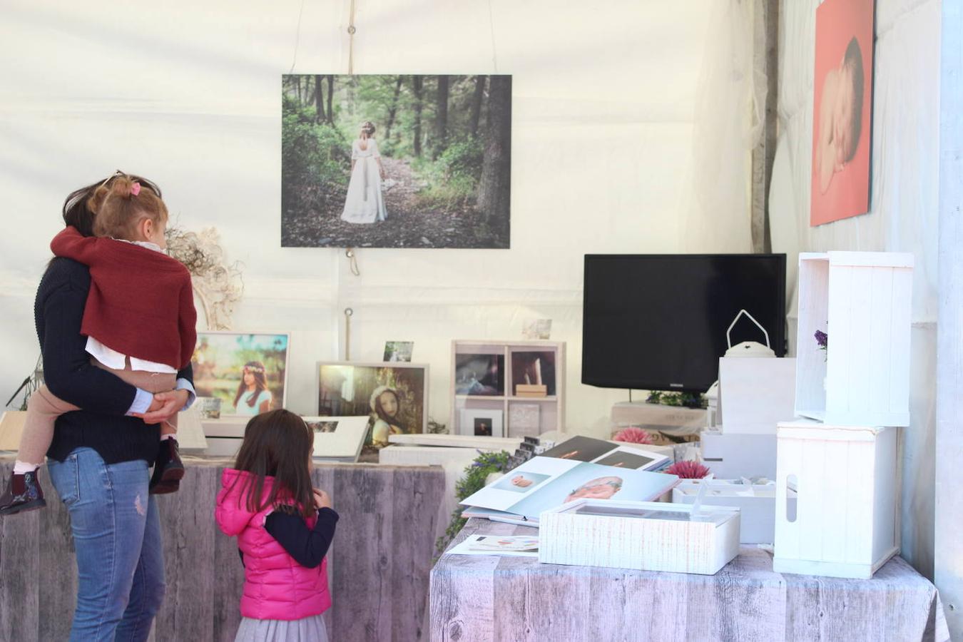 Talleres, charlas y demostraciones para niños y mayores, junto a una muestra de lo que los comercios del municipio pueden ofrecer a sus vecinos, así como actuaciones muTsicales fueron algunas de las actividades que se desarrollaron durante la jornada del sábado en la Plaza Mayor de El Ejido desde las once de la mañana y hasta las ocho de la tarde, en el marco de la celebración de la primera edición de la Feria del Comercio y la Innovación, organizada por el área de Comercio del Ayuntamiento de El Ejido en colaboración con la nueva asociación de comerciantes Innova, Crece y Brilla. 