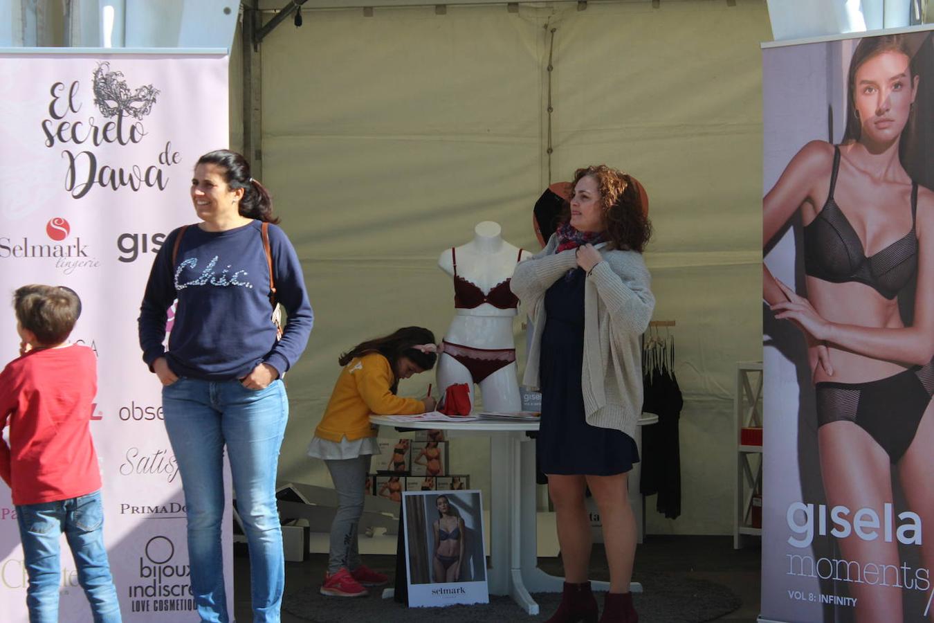 Talleres, charlas y demostraciones para niños y mayores, junto a una muestra de lo que los comercios del municipio pueden ofrecer a sus vecinos, así como actuaciones muTsicales fueron algunas de las actividades que se desarrollaron durante la jornada del sábado en la Plaza Mayor de El Ejido desde las once de la mañana y hasta las ocho de la tarde, en el marco de la celebración de la primera edición de la Feria del Comercio y la Innovación, organizada por el área de Comercio del Ayuntamiento de El Ejido en colaboración con la nueva asociación de comerciantes Innova, Crece y Brilla. 