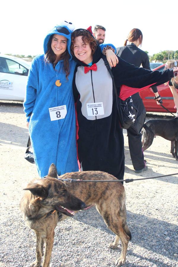 Concienciar y colaborar en una actividad deportiva, familiar y divertida. Esa fue la propuesta en la mañana de ayer de la asociación Soy Especial yQué con su segunda edición de la Masco Running. Una carrera cuya particularidad fue que había que correrla con una mascota bien real o en peluche, pero que también permitía hacerlo disfrazado de animal. Todo ello para de una manera divertida y amena concienciar sobre la importancia de cuidar a los animales y su tenencia responsable, al tiempo que dar a conocer los distintos refugios y asociaciones de animales que hay en el entorno.