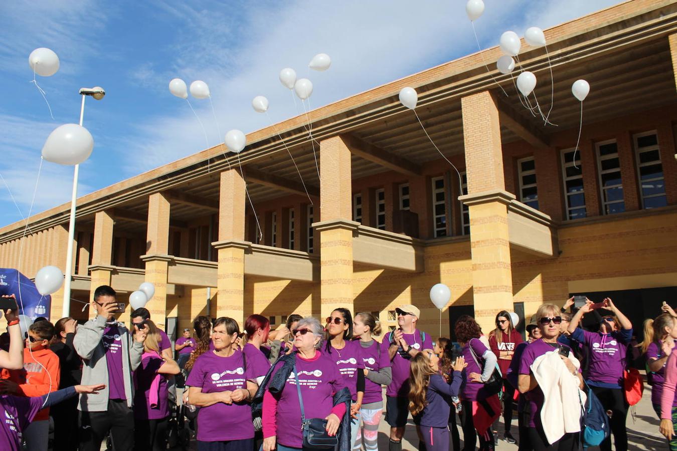 Fotos: Más de 300 personas participan en la VII Marcha Urbana contra la Violencia de Género