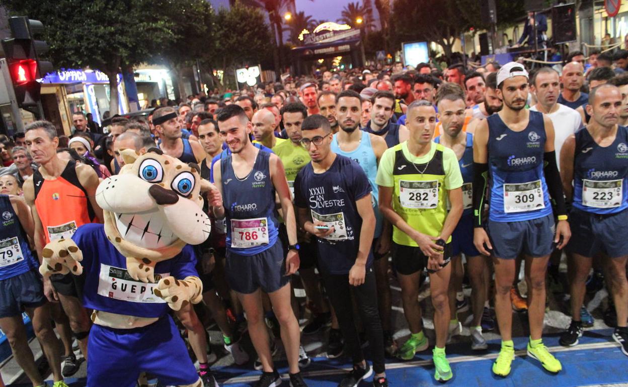Miles de personas llenan el centro de El Ejido en su tradicional San Silvestre