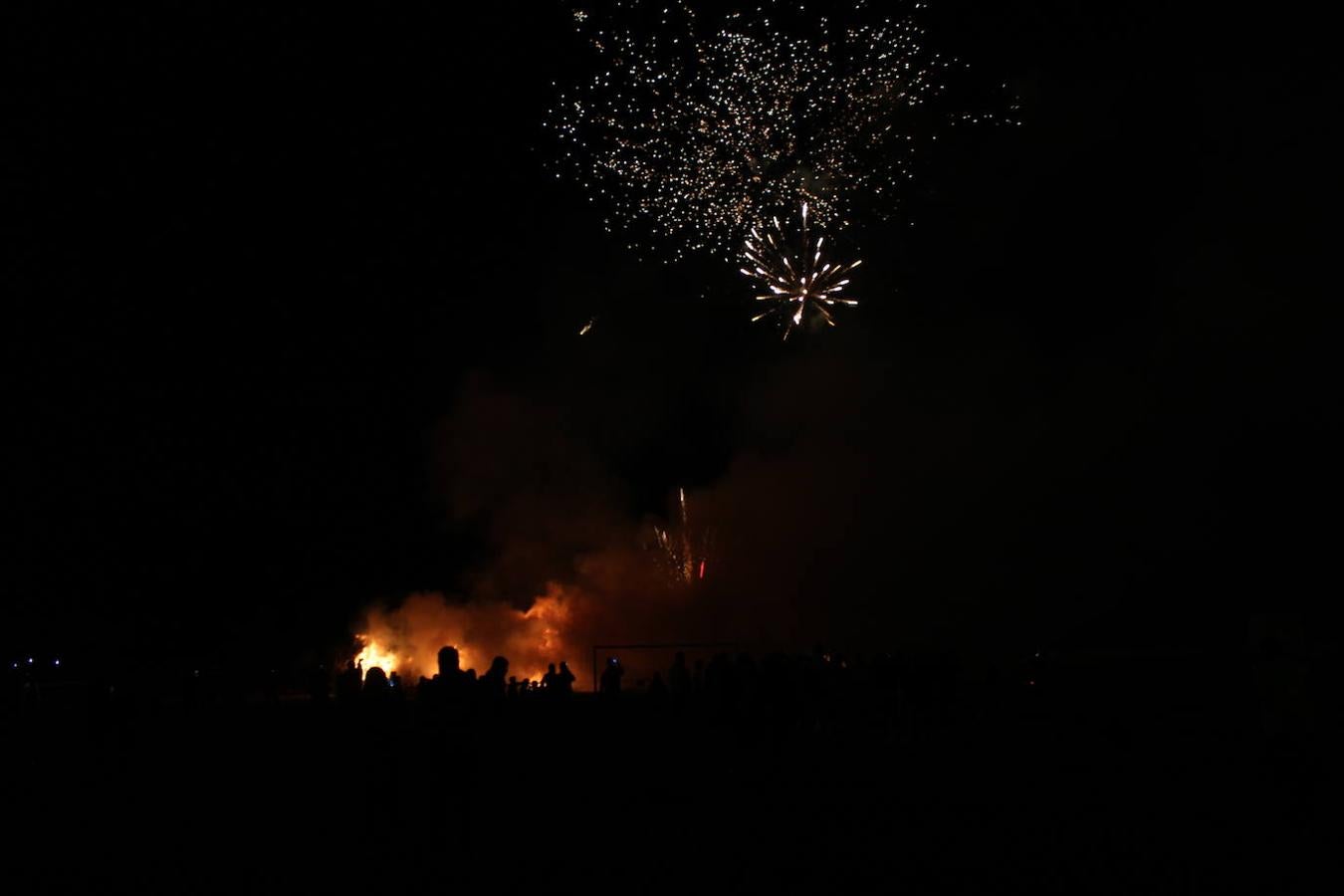 Santa María del Águila y San Agustín han celebrado su tradicional fiesta de San Antón Abad. Un evento social y cultural en torno al calor del fuego de la comida y la fiesta. Santa María del Águila inició su fiesta a las cinco de la tarde con la concentración de animales y mascotas, antes de su bendición. Posteriormente se llevó a cabo el encendido de la antorcha, que recorrió el núcleo antes de prender la hoguera. En el caso de San Agustín, arrancó a las cinco y media con el encendido de la antorcha en la plaza Antonio Mira, que portaron miembros de Ajusta corriendo hasta San Agustín donde entorno a las ocho de la tarde se encendió la hoguera, con fuegos artificiales, juego de luces y música 