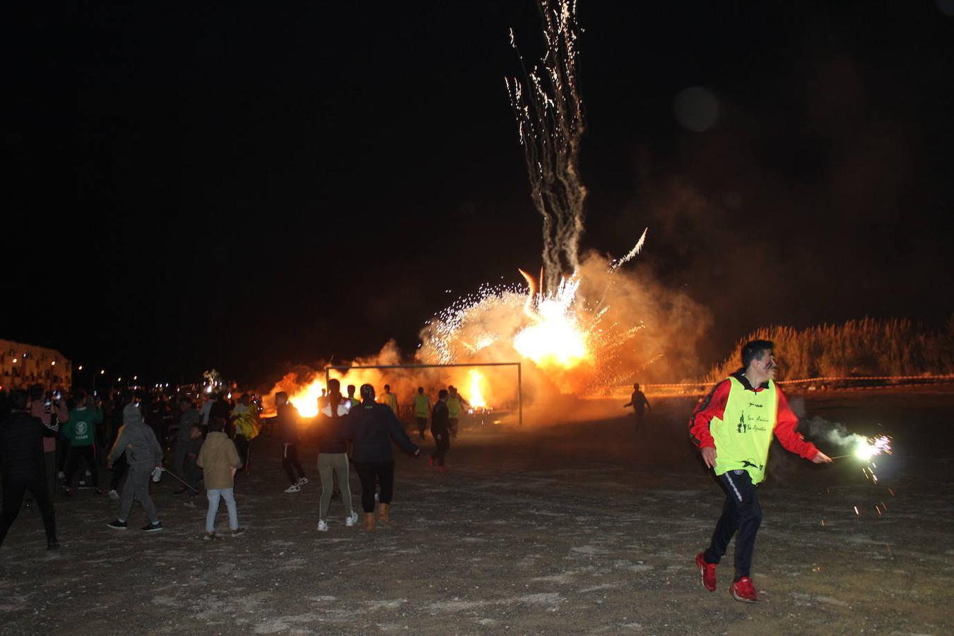 Santa María del Águila y San Agustín han celebrado su tradicional fiesta de San Antón Abad. Un evento social y cultural en torno al calor del fuego de la comida y la fiesta. Santa María del Águila inició su fiesta a las cinco de la tarde con la concentración de animales y mascotas, antes de su bendición. Posteriormente se llevó a cabo el encendido de la antorcha, que recorrió el núcleo antes de prender la hoguera. En el caso de San Agustín, arrancó a las cinco y media con el encendido de la antorcha en la plaza Antonio Mira, que portaron miembros de Ajusta corriendo hasta San Agustín donde entorno a las ocho de la tarde se encendió la hoguera, con fuegos artificiales, juego de luces y música 