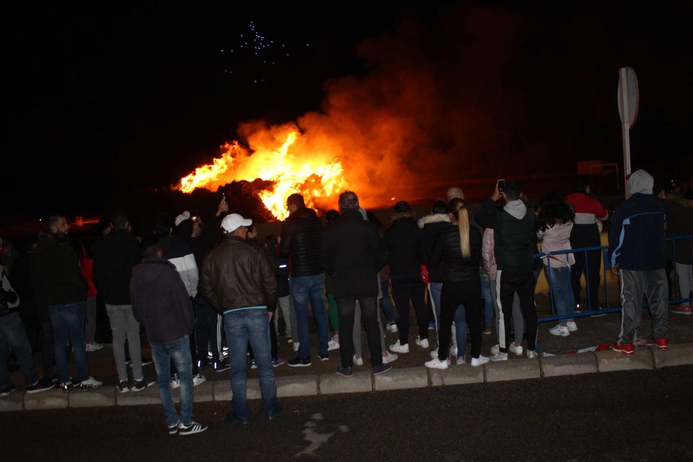 Santa María del Águila y San Agustín han celebrado su tradicional fiesta de San Antón Abad. Un evento social y cultural en torno al calor del fuego de la comida y la fiesta. Santa María del Águila inició su fiesta a las cinco de la tarde con la concentración de animales y mascotas, antes de su bendición. Posteriormente se llevó a cabo el encendido de la antorcha, que recorrió el núcleo antes de prender la hoguera. En el caso de San Agustín, arrancó a las cinco y media con el encendido de la antorcha en la plaza Antonio Mira, que portaron miembros de Ajusta corriendo hasta San Agustín donde entorno a las ocho de la tarde se encendió la hoguera, con fuegos artificiales, juego de luces y música 