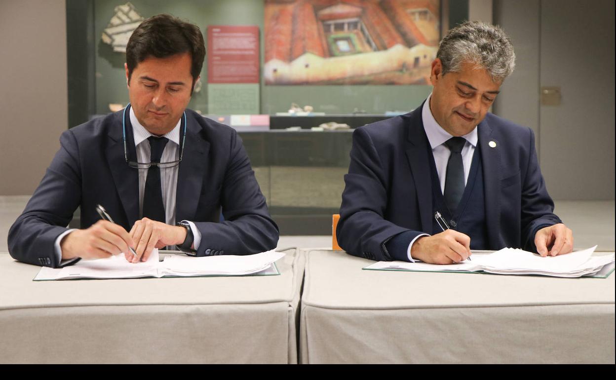 Ayuntamiento de El Ejido y UAL rubrican el contrato para que arranque los trabajos en Ciavieja