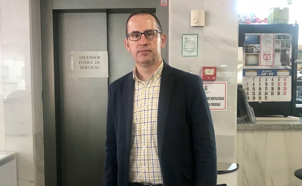 Ciudadanos El Ejido demanda que Obras Públicas arregle el ascensor del mercado