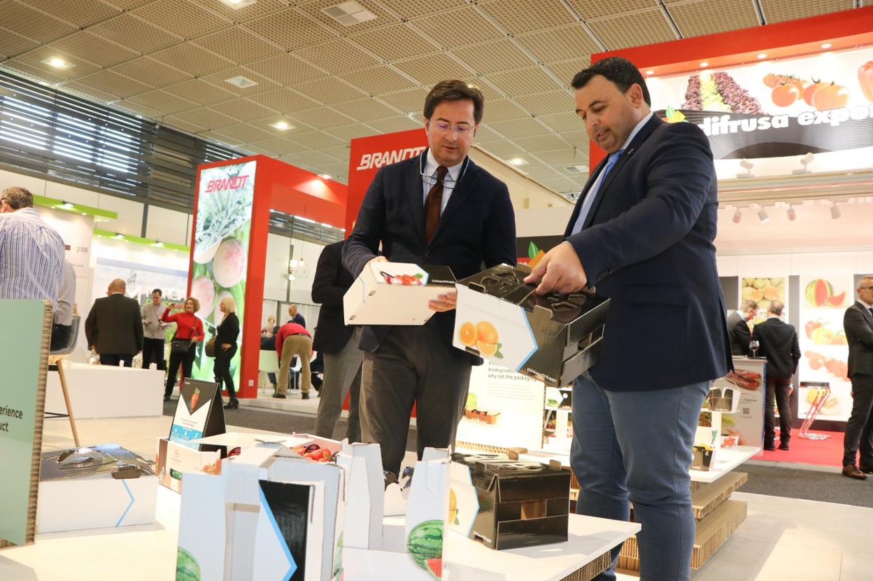 Francisco Góngora con un empresario ejidense.