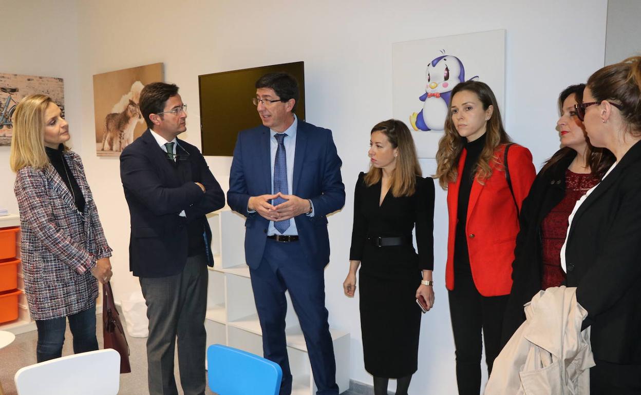 Maribel Sánchez, Francisco Góngora, Juan Marín, María Herminia Padial y Verónica Gómez, durante la visita.