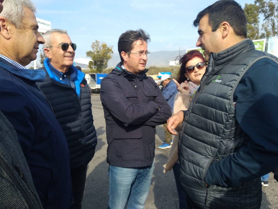 Miembros de las principales organizaciones agrarias y representantes del PP, Ciudadanos y Vox se concentran en el Polígono La Redonda de El Ejido por la crisis de rentabilidad de los productos hortofrutícolas.