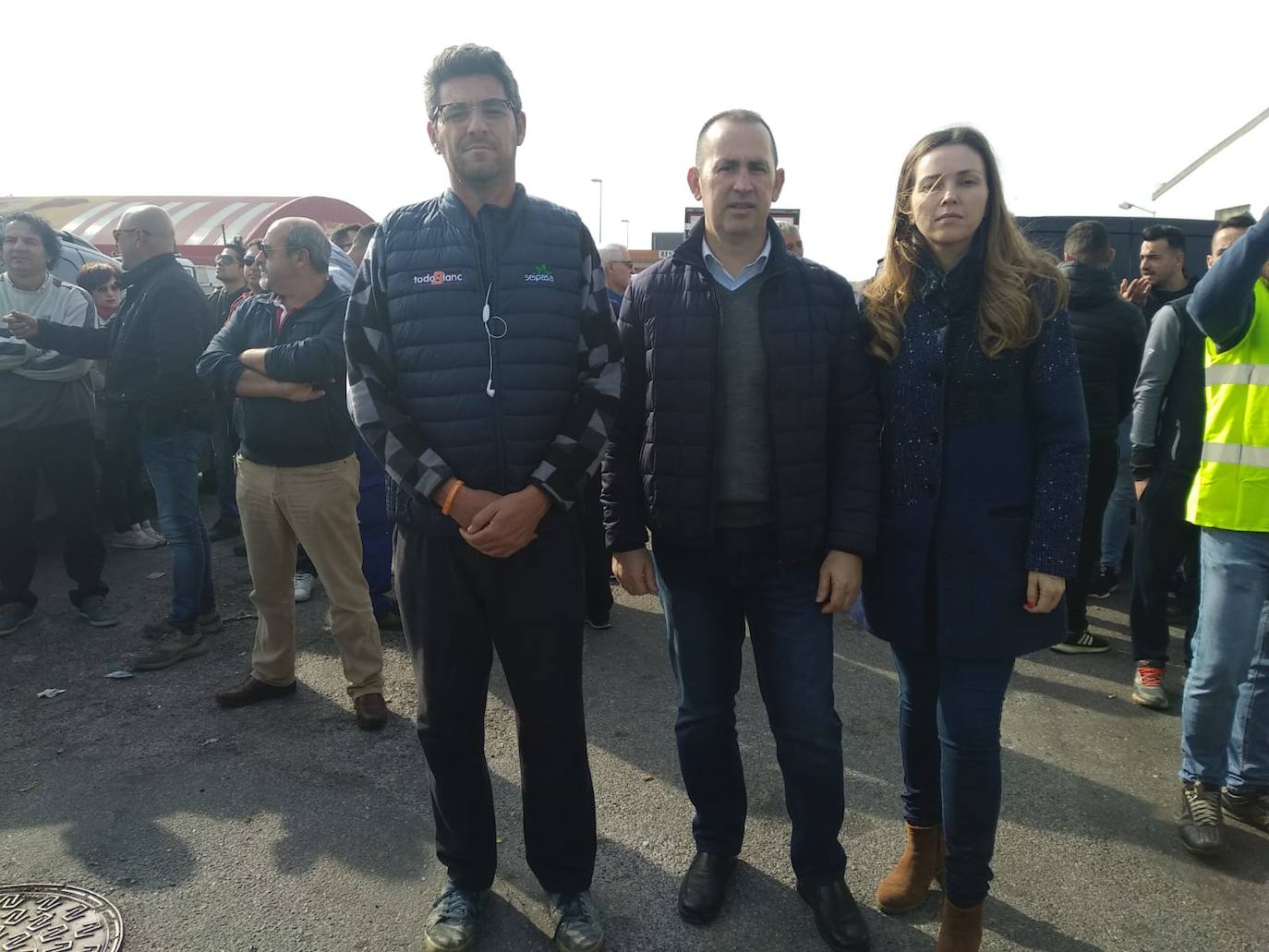 Miembros de las principales organizaciones agrarias y representantes del PP, Ciudadanos y Vox se concentran en el Polígono La Redonda de El Ejido por la crisis de rentabilidad de los productos hortofrutícolas.