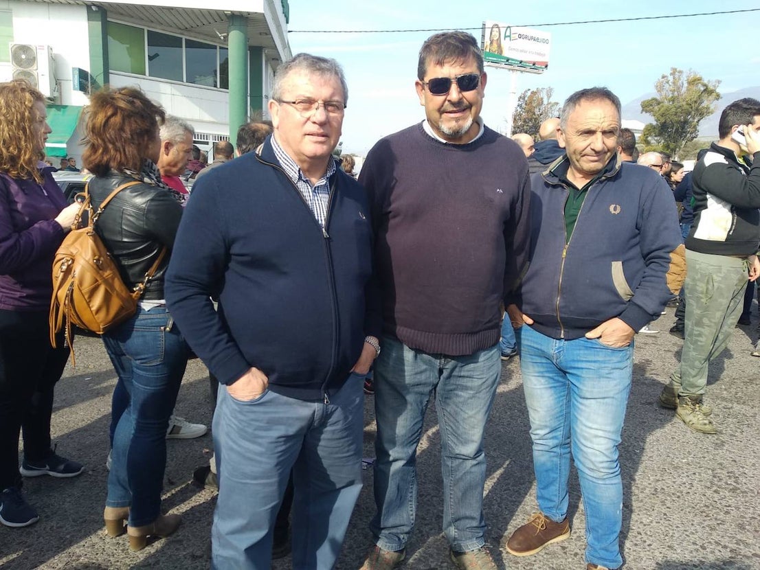 Miembros de las principales organizaciones agrarias y representantes del PP, Ciudadanos y Vox se concentran en el Polígono La Redonda de El Ejido por la crisis de rentabilidad de los productos hortofrutícolas.