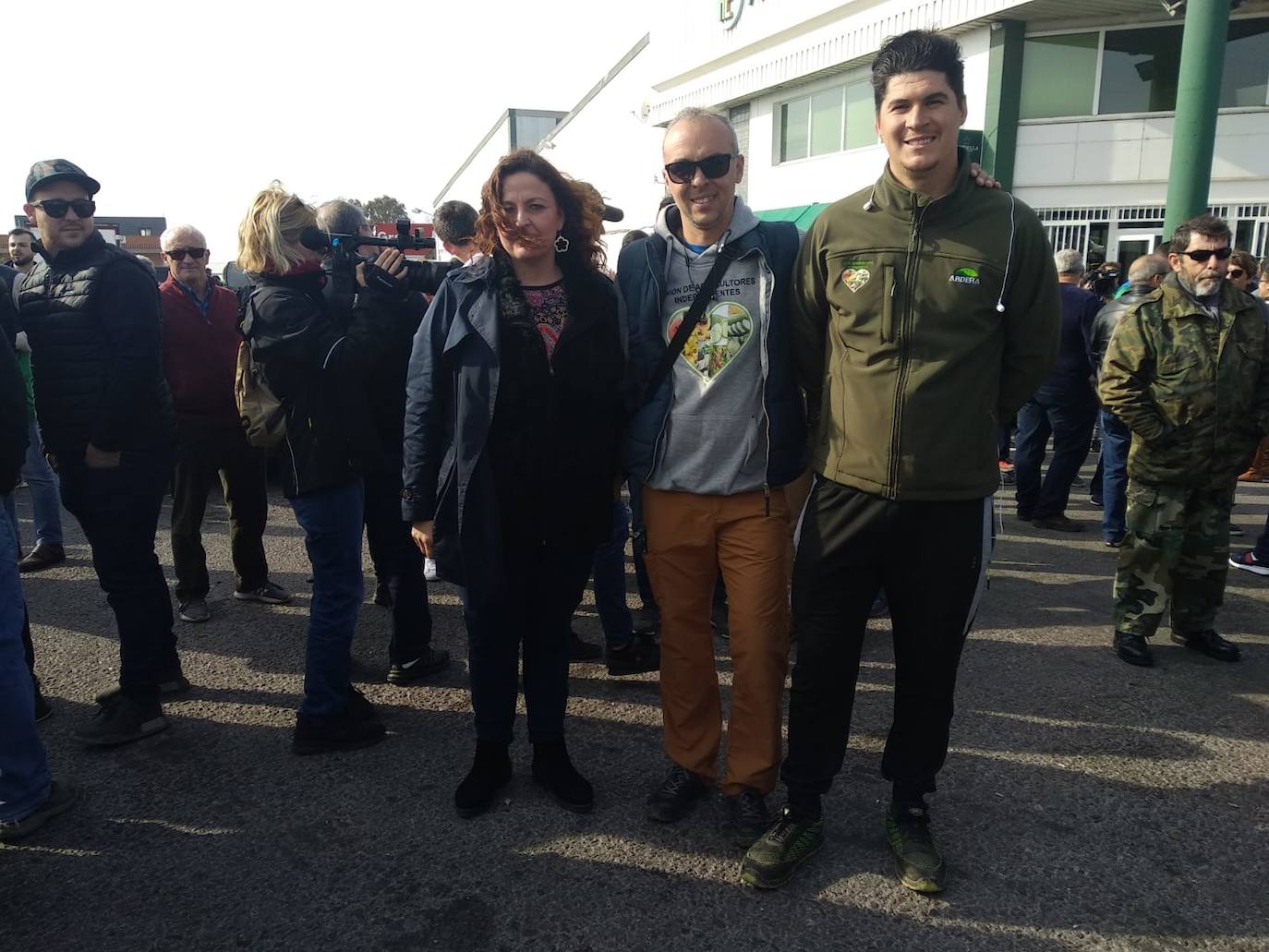 Miembros de las principales organizaciones agrarias y representantes del PP, Ciudadanos y Vox se concentran en el Polígono La Redonda de El Ejido por la crisis de rentabilidad de los productos hortofrutícolas.