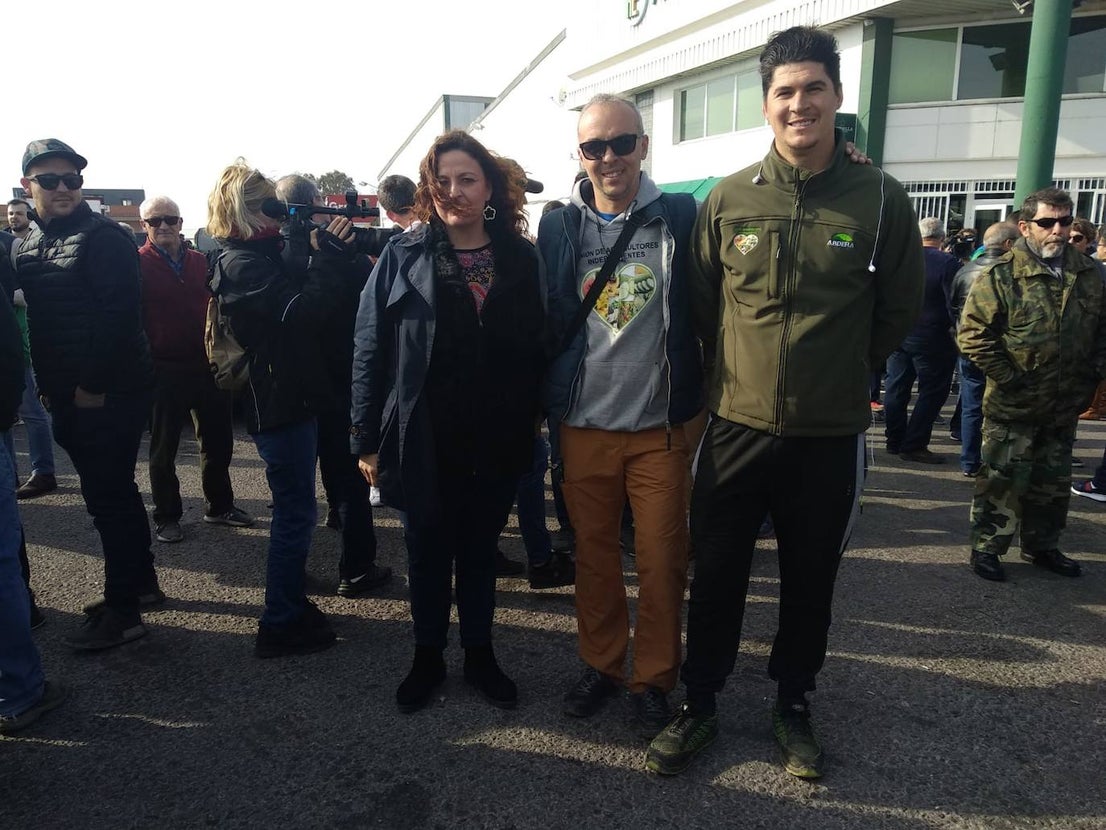 Miembros de las principales organizaciones agrarias y representantes del PP, Ciudadanos y Vox se concentran en el Polígono La Redonda de El Ejido por la crisis de rentabilidad de los productos hortofrutícolas.