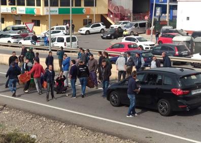 Imagen secundaria 1 - Protesta agrícola en Almería | Los agricultores cortan la autovía A7 a la altura de La Redonda