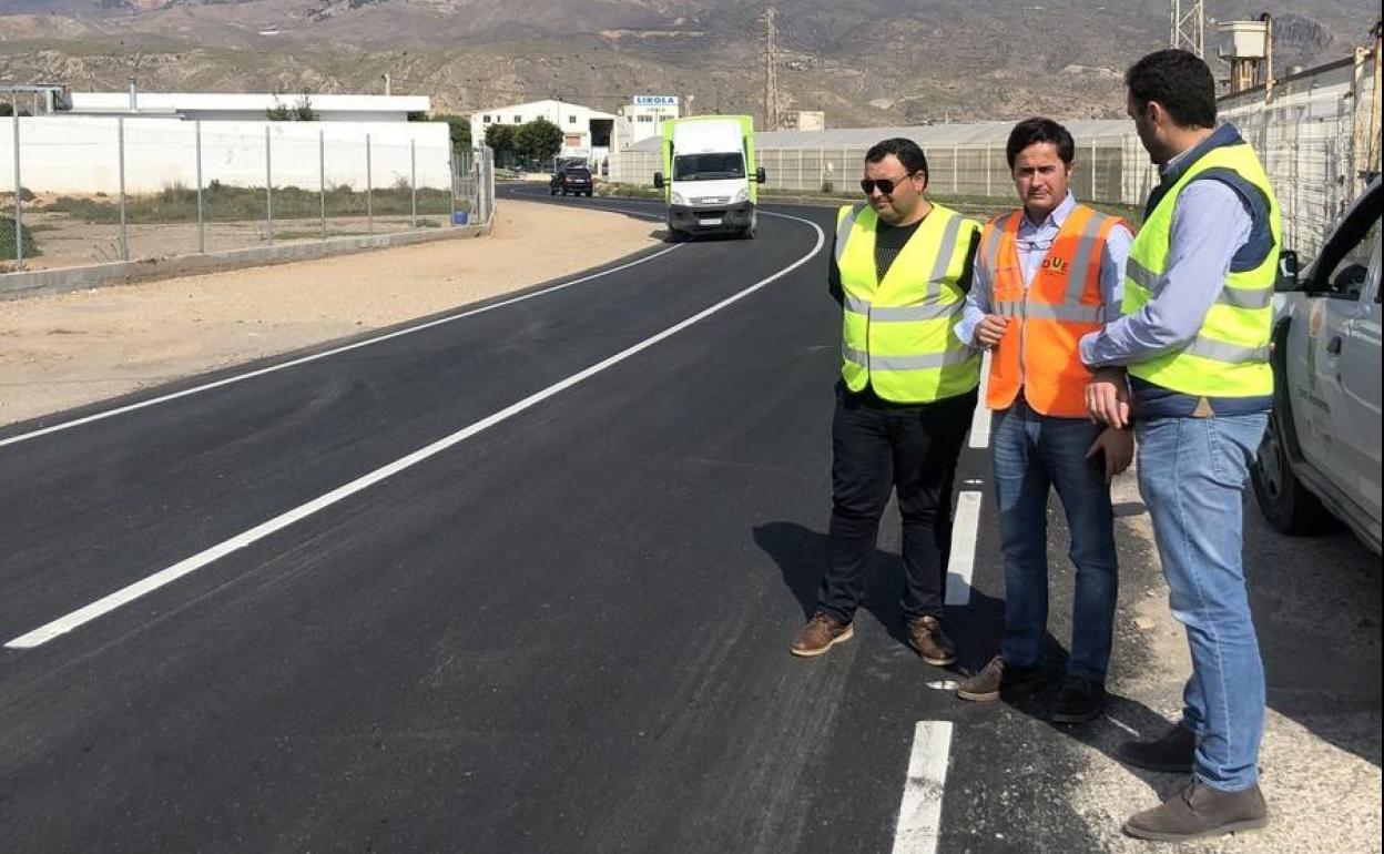 Finalizan las obras de pavimentación en dos tramos circulatorios de la carretera de Iryda en El Ejido